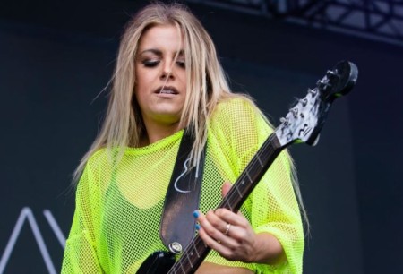 Lindsay Ell has a net worth of $500,000.