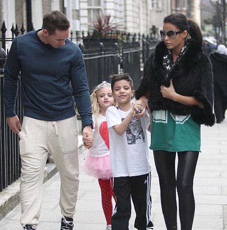  Alana de la Garza and Michael Roberts With Their Kids, Kieran and Liv 