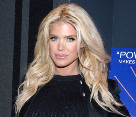 The journalist Chris Wragge was previously married to the Swedish actress, model, singer, Victoria Silvstedt.
