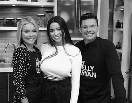 The celebrity daughter Lola Consuelos with her celebrity mother Kelly Ripa and father Mark Consuelos.