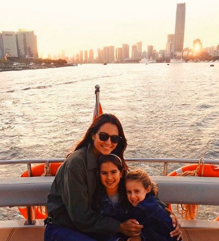  Emma Heming Willis With Her Daughters, Mabel and Evelyn Willis At Huangpu River