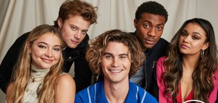 The actor Jonathan Daviss (second from right) with the Outer Banks cast members Madelyn Cline (left), Chase Stokes (front middle), Rudy Pankow (second from left), and Madison Bailey (right).