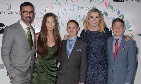  The actress Geena Davis who shared three kids Alizeh, Kaiis, and Kian, with Reza Jarrahy, said she was not legally married.