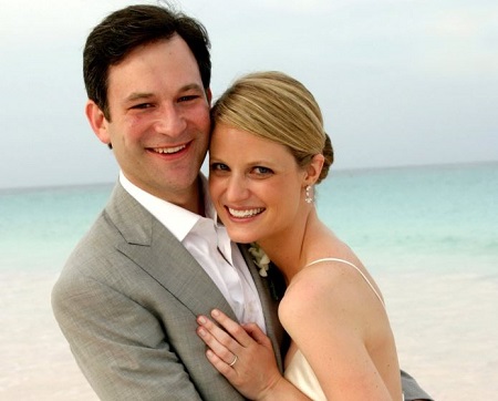 The ABC News anchor Dan Harris is married to his wife Bianca Harris since 2009.
