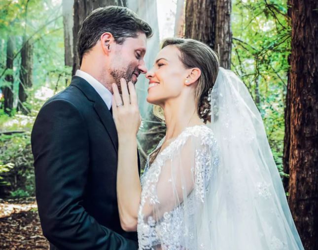 The actress Hilary Swank and her husband Philip Schneider tied the wedding knot on August 18, 2018, in California.
