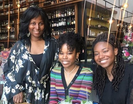 The Henry Hart actress Riele Downs (middle) with her mother Elle Downs (left) and sister Reiya Downs (right).