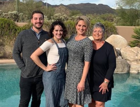 The CBS correspondent Jamie Yuccas (second from right) with her mother Karen Yuccas, brother John Yuccas, and sister-in-law Ananta Bangdiwala (second from left).