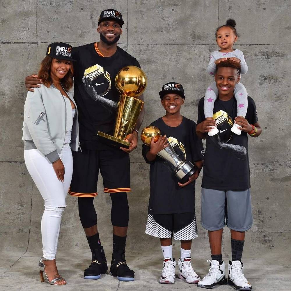Bronny James with his father, LeBron, mother, Savannah and two siblings, enjoying a happy life.