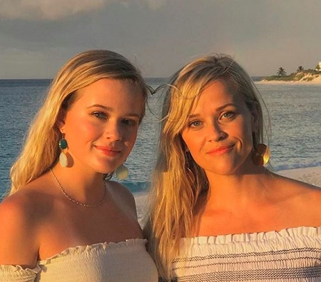  Ava Elizabeth Phillippe and Mom, Reese Witherspoon Look Like Twins