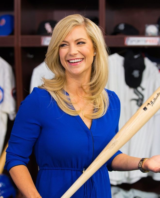 The WGN-TV sportscaster, Lauren is enjoying a happy and wealthy life with her family.