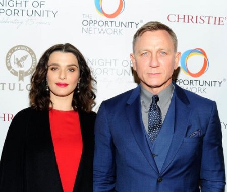  Daniel Craig is married to actress Rachel Weisz since Jue 2011.
