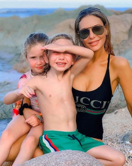 Dorit Kemsley With Her Babies In Vacation On September 7, 2020  In Mexico