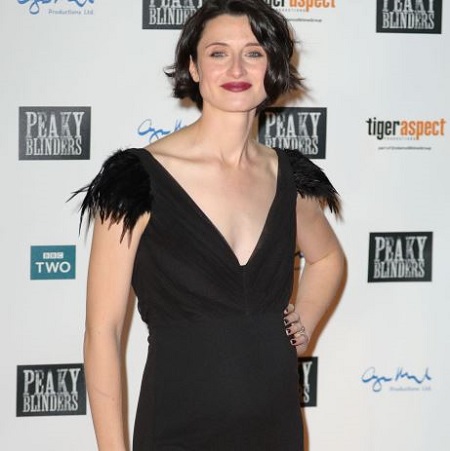 Natasha O'Keeffe shows her first baby bump while attending the series three premiers of Peaky Blinders in 2016