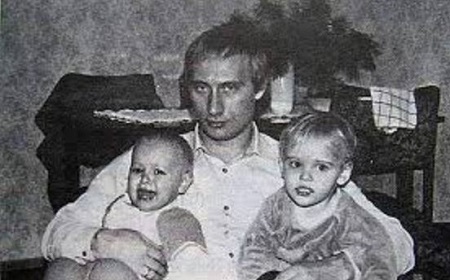 The childhood image of Mariya Putina with her father, Vladimir Putin, and eldest sister, Yekaterina Putina.