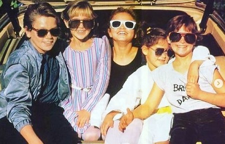 The childhood image of Liberty Phoenix with her sisters, Rain, Summer Phoenix, and brothers, late. River Phoenix (left), Joaquin Phoenix.