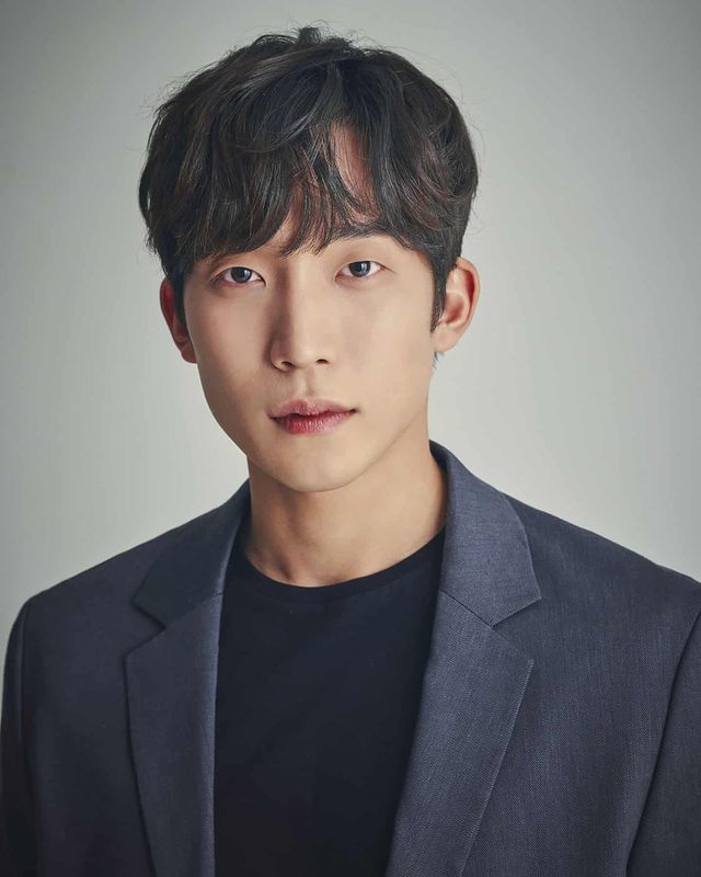 Portrait photo of Lee sang-yi wearing dark grey coat and black t-shirt