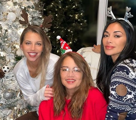 Rosemary Elikolani (middle) with her daughters, Nicole Scherzinger (right), and Keala Leemon.