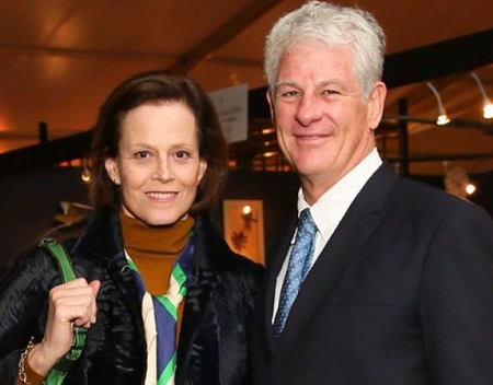 The actress Sigourney Weaver and director Jim Simpson are in a marital relationship since October 1, 1984.