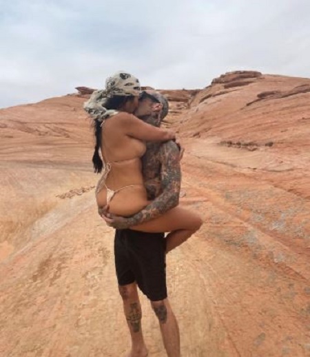  Kourtney Kardashian and Her New Beau, Travis Barker Found Kissing In The Beach on April 27 2021