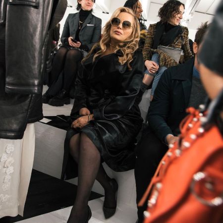 Jennifer Coolidge is wearing a black sexiest trench of LOEWE, designed by Jonathan Anderson. Is Jennifer married? Who is her husband?
