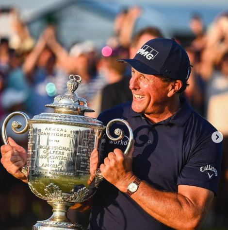  The golf champion Phil Mickelson has a net worth of $400 million.