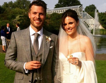 The actress Emer Kenny is married to journalist Rick Edwards since May 2016.