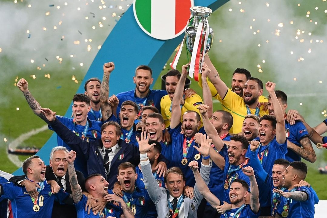 Roberto Mancini with his team after handing trophy (Euro 2020).
