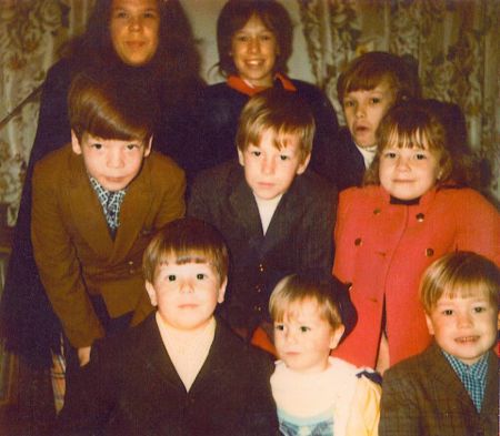 Michelle Wahlberg with her 8 siblings, Arthur, James, Debbie, Paul, Tracey, Robert and Donnie Wahlberg in her prime. How old Michelle as of now?