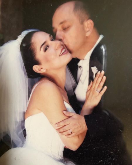 Elisa Beristain's beloved husband, Pepe Garza kissing on her cheek at their wedding day. Do the couple share any children up until now?