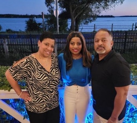 The journalist Brittney Ermon (middle) with her mother and father.