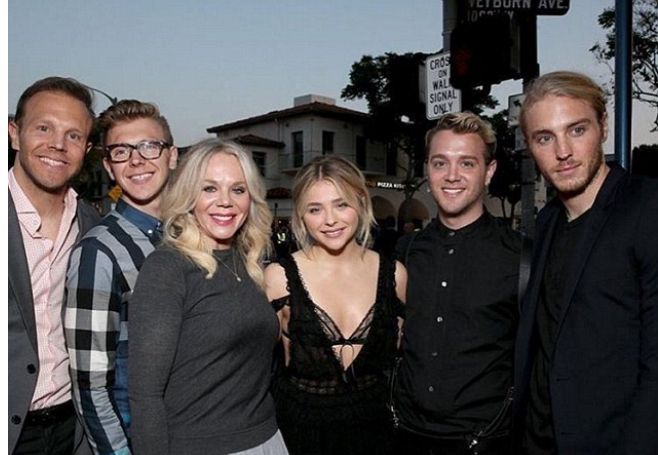 Photo of Trevor Duke Moretz along with his mother three small brother and youngest sister.