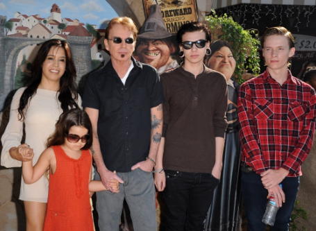 Billy Bob Thornton along with his children. 