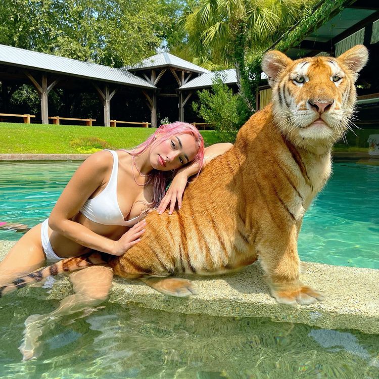 Kathleen Hixson posing with a tiger. 