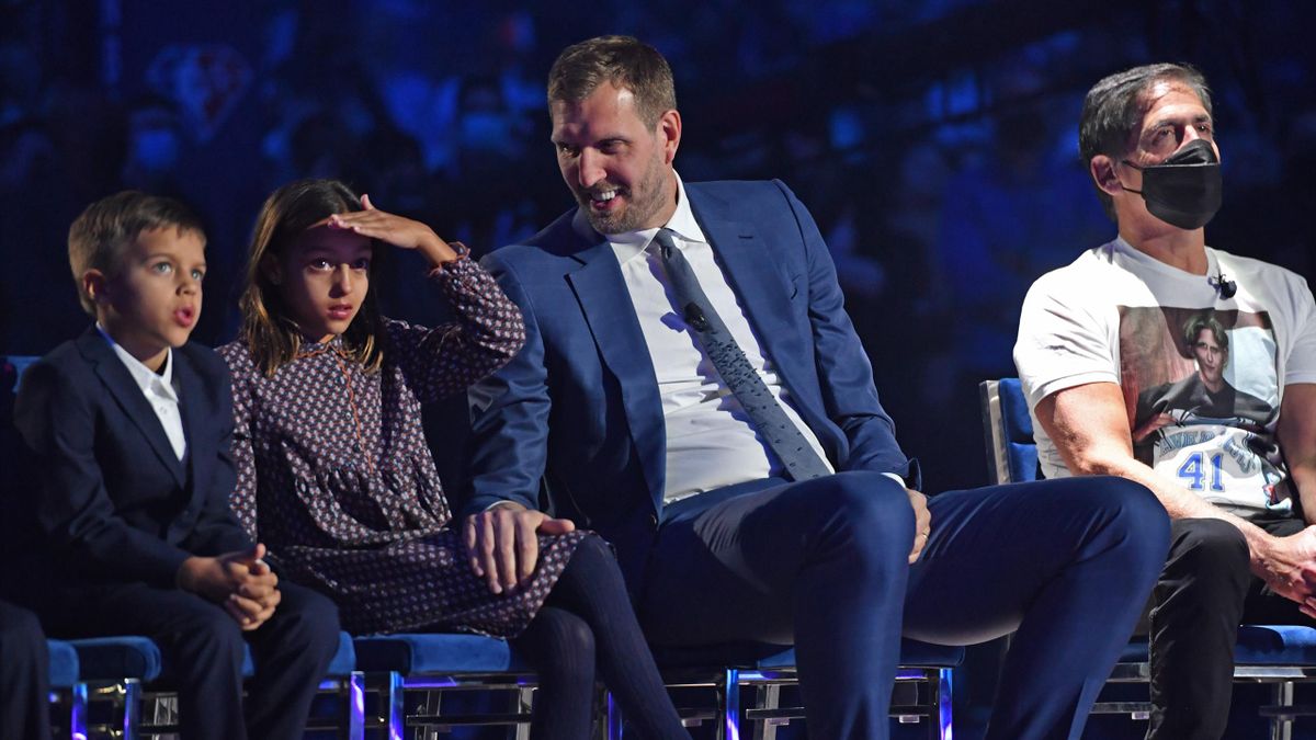 Dirk Nowitzki saying something to his daughter, Malaika Nowitzki.