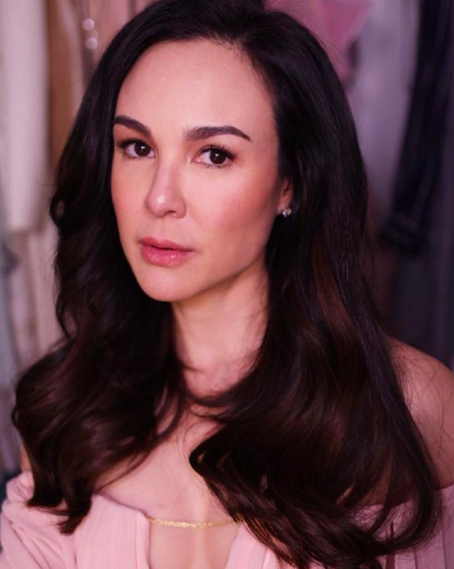 Gretchen Barretto posing for a photoshoot in a black hair