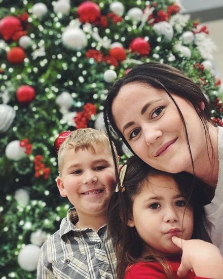 Jenelle Evans posing with her children by wearing white vest.