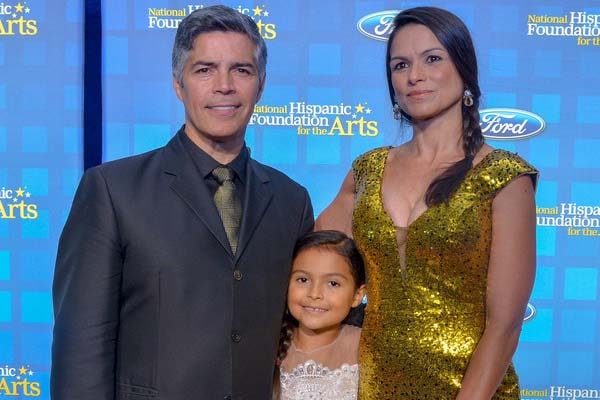 Elvimar Silva with her husband Esai Morales and daughter Mariana Oliveira Morales in a frame