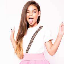 Ariana Greenblatt posing for photograph with her both hand up and showing tongue