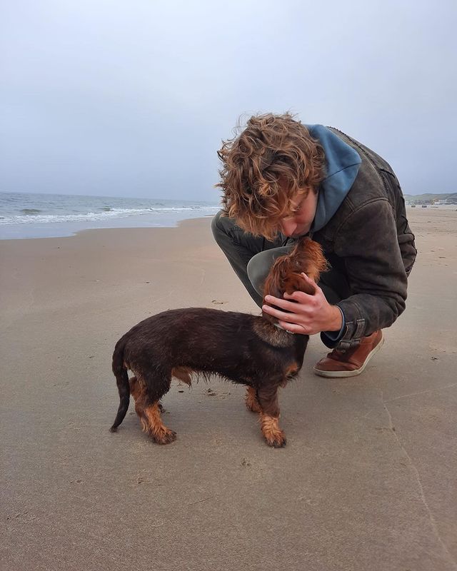 Anthony Ingruber was captured kissing his dog in the beach