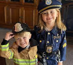 Remington Alexander Blackstock with his sister River Rose Blackstock posing for the photo wearing hat and in a smiley face