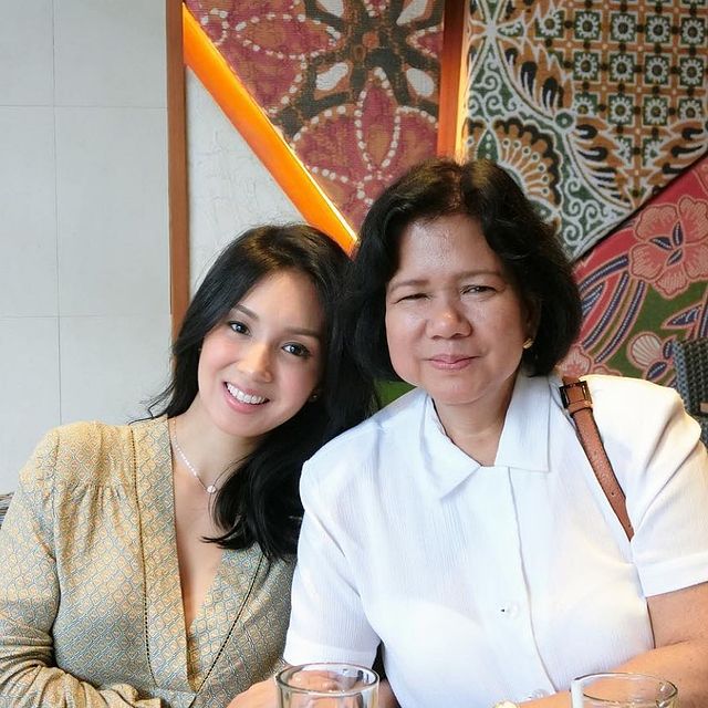 Picture of Roxanne Barcelo with her late mother