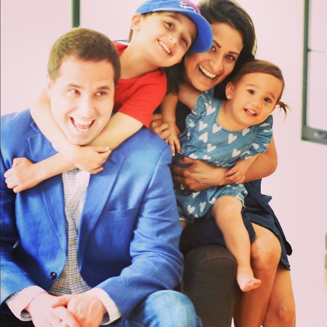 Picture of Aditi Kinkhabwala with her husband and children where her husband wearing blue color blazer and pant