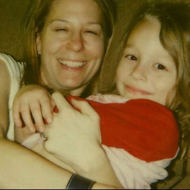 Childhood picture of Madison Clapp with her mother  Melanie Lynn Clapp wearing red color t shirt
