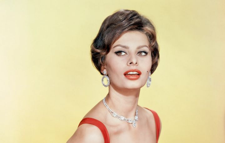 uendalina Ponti's stepmother Sophia Loren posing for a photoshoot.