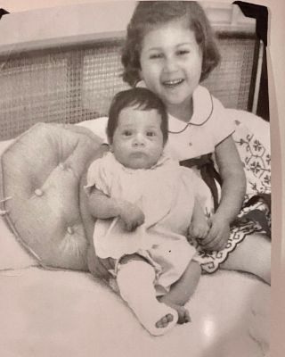 Foto de la infancia de Carolyn Gusoff y su hermana, Pamela Cott. 
