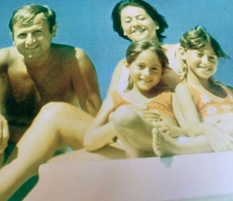 Carolyn Gusoff con su padre, Gerry Gusoff, su madre, Ileen Gusoff, y su hermana, Pamela Cott. 