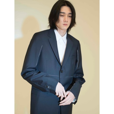 Shuntarô Yanagi in fancy suit.