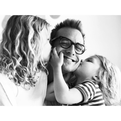 Satine Anais Geraldine Macht and her brother Luca Macht kissing their father Gabriel Macht.