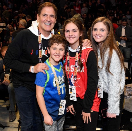 Mark Cuban with his three kids at the match of Dallas Mavericks. 