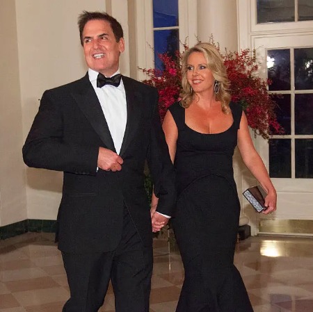 The picture of Alexis Sofia Cuban parents Mark Cuban and Tiffany Stewart's marriage ceremony. 